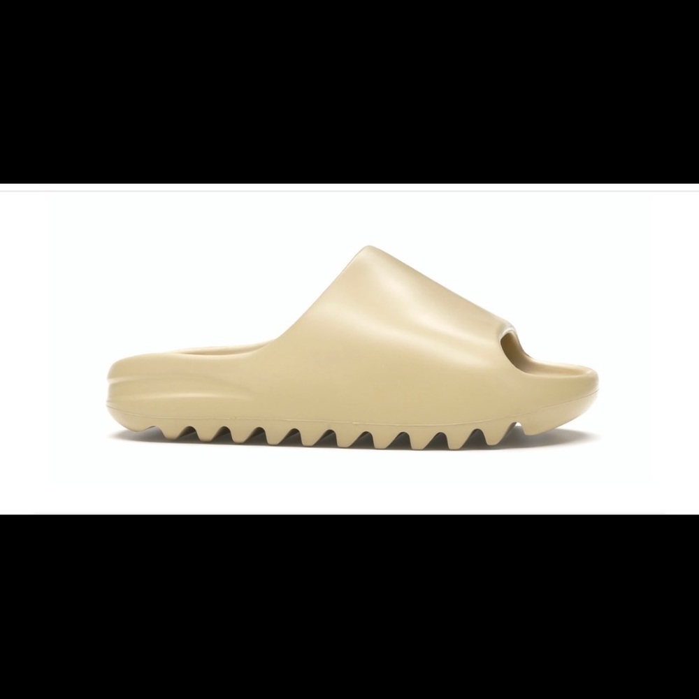 YEEZY SLIDES-DESERT SAND size 4